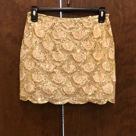 Tobi Dresses & Skirts - Like new gold sequin skirt